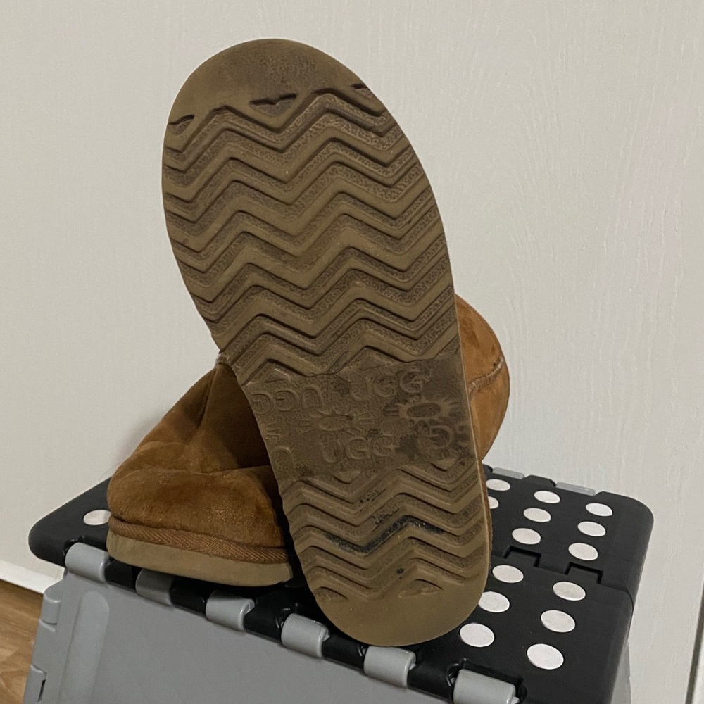 Used UGGS - Picture 3 of 4